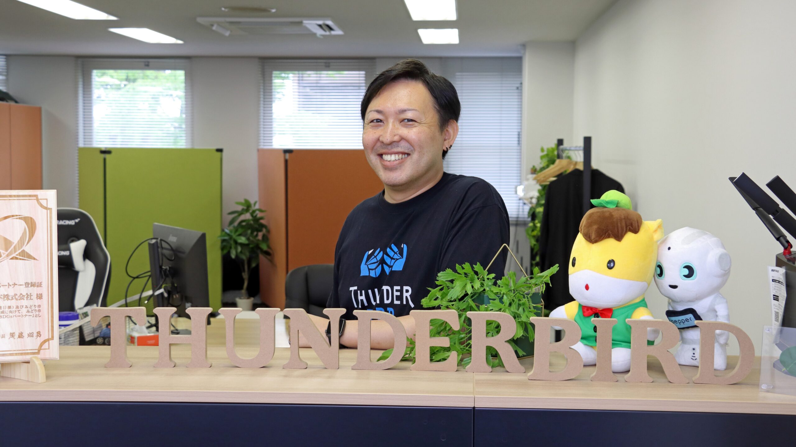 デスクは卓球台、椅子はゲーミングチェア。ワクワクを生み出す「オフィスらしくないオフィス」|サンダーバード株式会社